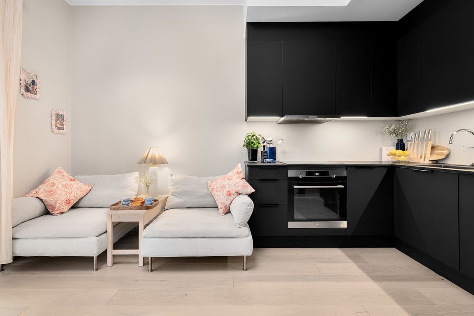 Her er det gode møbleringsmuligheter med plass til både sofa og spisebord.