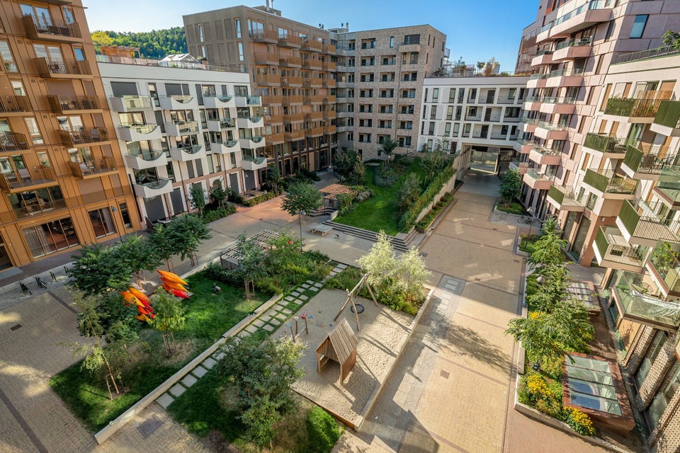 Sameiet har en idyllisk og parklignende felles bakgård. Bakgården er nøye opparbeidet med lekeplasser og benker.
