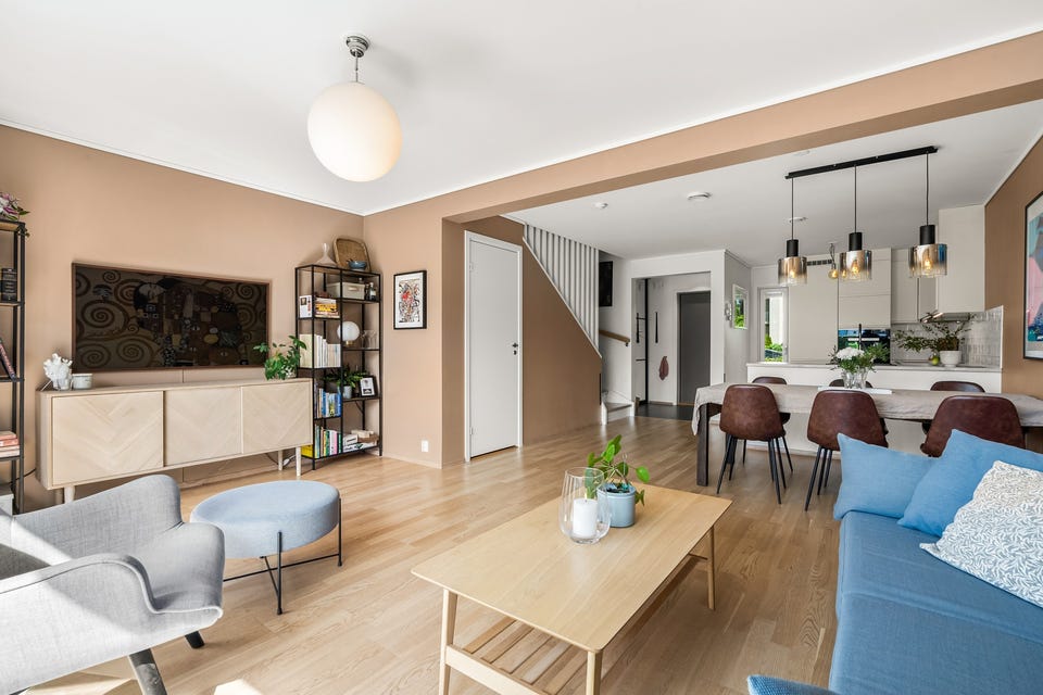 Stuen er romslig med god plass til stor sofagruppe med salongbord, mediemøblement med tv og et spisebord i tilknytning til kjøkkenet.
