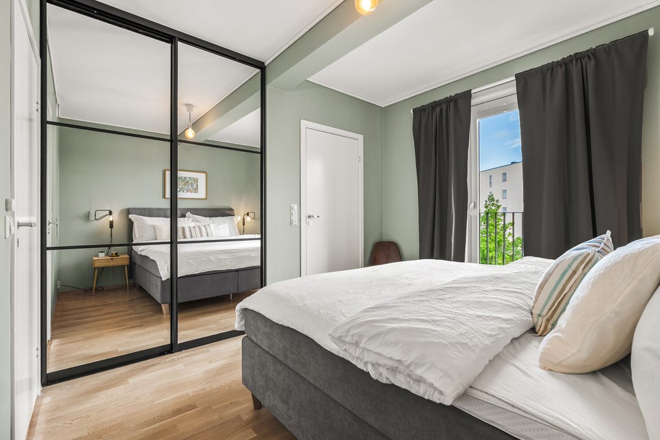 På soverommet har du plass til dobbeltseng med tilhørende nattbord, samt god oppbevaringsplass i plassbygget skyvedørsgarderobe med speildører.