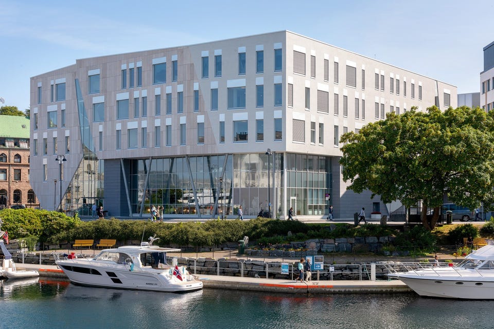 ÅLESUND SENTRUM - Meget attraktiv kontorareal til leie - Innredet til 25 arbeidsplasser - Høy standard - Utsikt