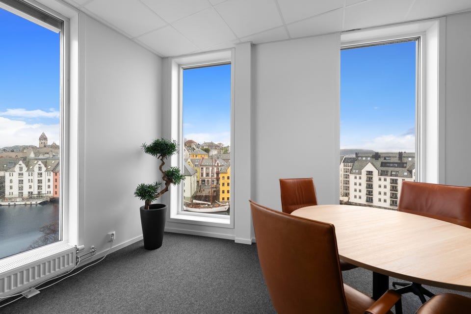 ÅLESUND SENTRUM - Meget attraktiv kontorareal til leie - Innredet til 25 arbeidsplasser - Høy standard - Utsikt