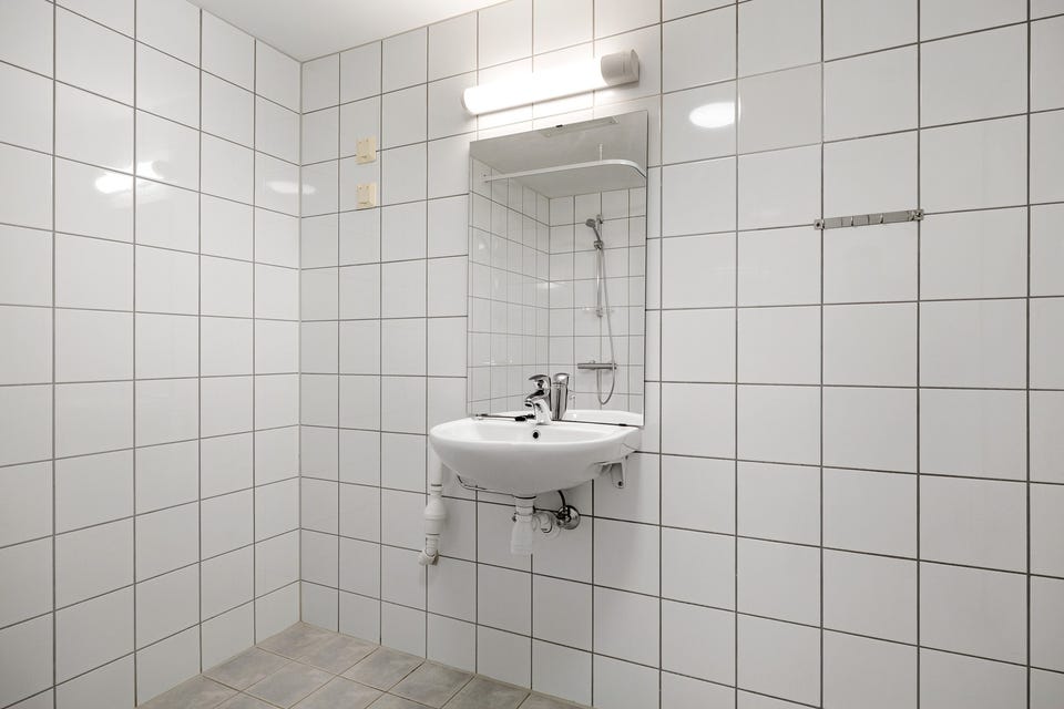 Romslig bad med fliser på vegger og gulv, samt gulvvarme.