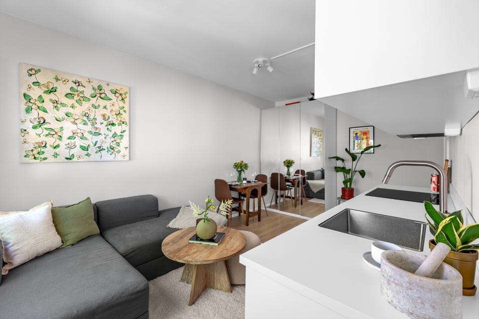 Stuen byr på gode møbleringsmuligheter med plass til sofagruppe med tilhørende møblement, spisebord og et skap for oppbevaring.
