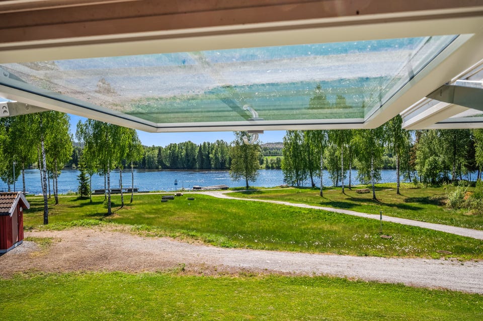 Vinduer med fantastisk flott utsikt mot Glomma og vakkert naturlandskap.