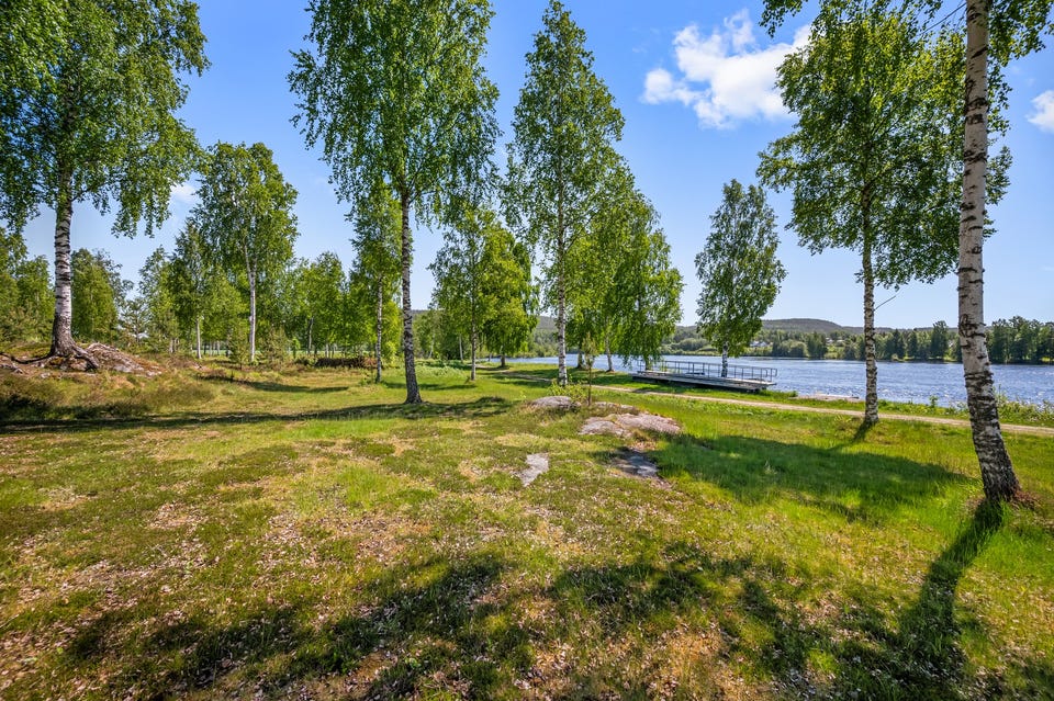 Kort avstand ned til Glomma og det flotte friarealet de disponerer der med bla. bryggeanlegg. Området byr på vakker natur, rekreasjonsarealer og merkede turstier som Oldtidsveien / Den Wingerske Kongevei.