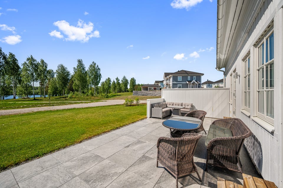 Fra stuen har du utgang til en solrik sydvendt terrasse på ca. 32m² med nydelig utsikt mot Glomma.