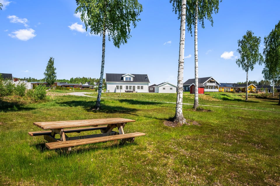 Eiendommen ligger i et nyere, trafikkstille og meget barnevennlig boligområde på Bjertnestunet på Oppaker i Nes kommune. Dette er nok en av de aller beste tomtene på hele feltet i front mot flotte friarealer mot Glomma.