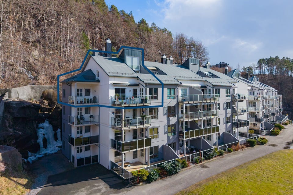 TOPP/ENDE-leilighet i sentrumsnært Borettslag - BRA 145 kvm - 3 solrike verandaer - Heis - Stor P-plass i u.etg