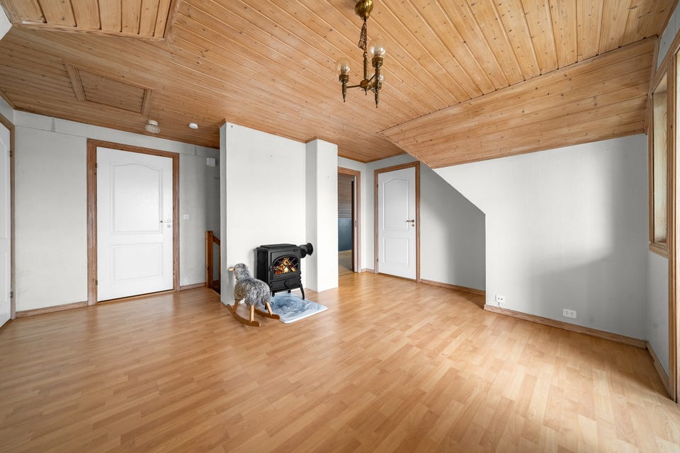 Den romslige loftstuen fremstår som et lyst, ekstra oppholdsrom med laminatgulv og gode møbleringsmuligheter.