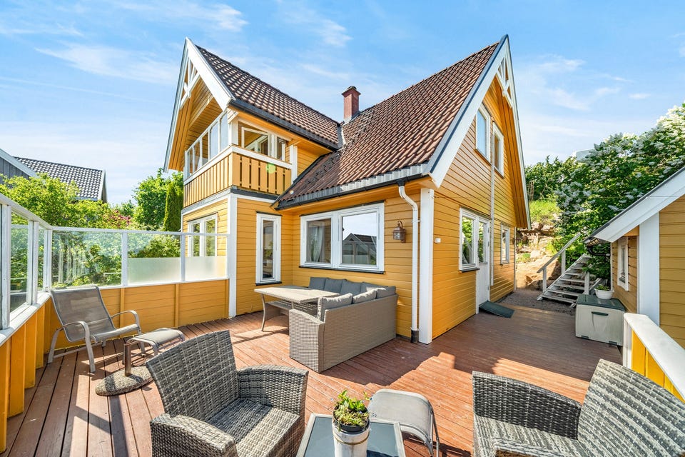 Fra stuen er det utgang til terrassen - en av flere flotte uteområder.