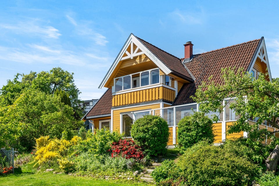 Eiendommen ligger på en fantastisk tomt helt tett på sjø og natur!