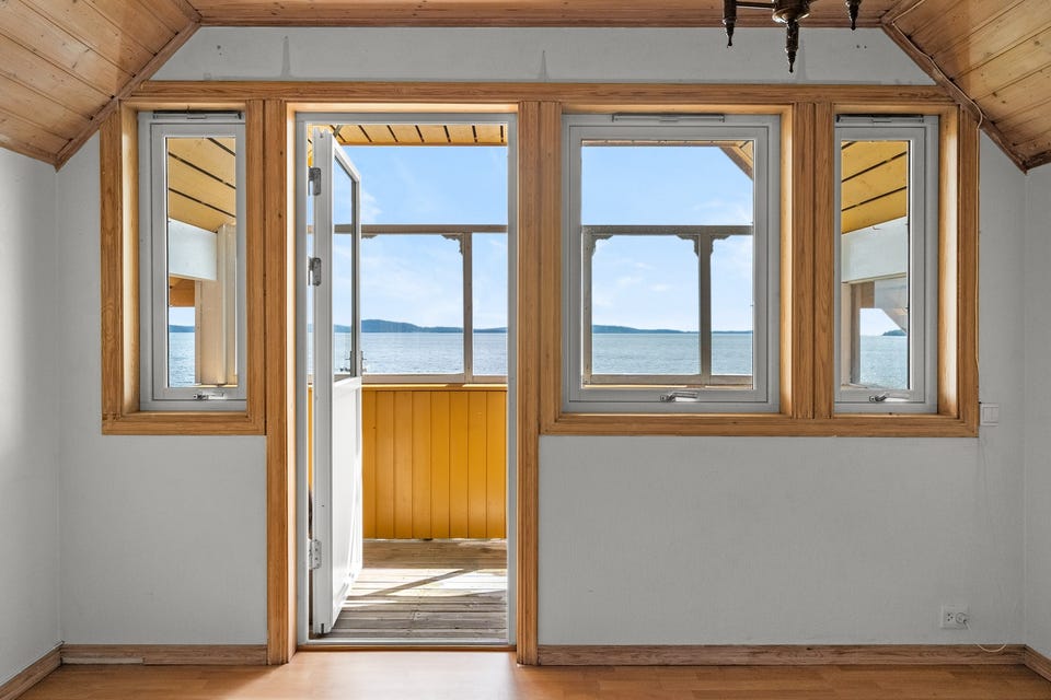 Fra loftstuen er det utgang til balkong, hvor du kan nyte den fantastiske havutsikten og flotte omgivelser.