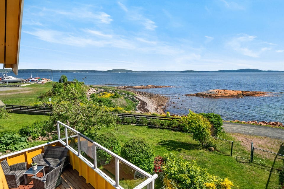 Helt i første rekke, nærmest havet.