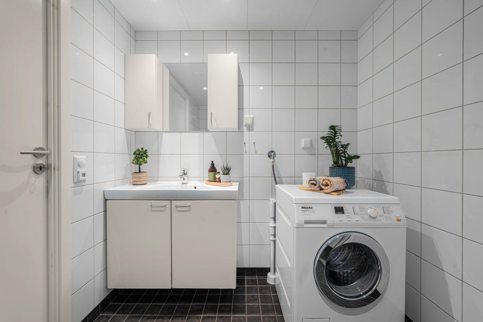 Leiligheten har et lyst og moderne baderom fra byggeåret 2012. Baderommet har mørke fliser på gulv, elektrisk gulvvarme, hvite fliser på veggene, downlights i himlingen og mekanisk avtrekk.