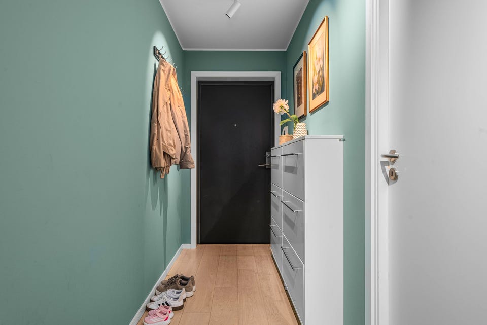 Du ønskes velkommen inn i en hyggelig entré med plass til oppheng av yttertøy og sko i medfølgende skoskap.