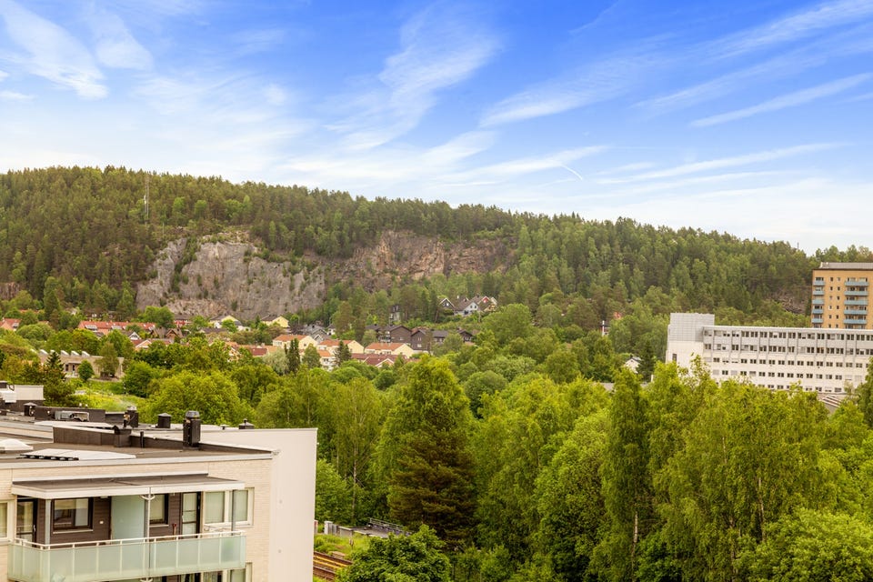 Beliggenheten i høyden og mot vest sørger for gode solforhold på ettermiddag og kveld, samt flott og frodig utsikt.