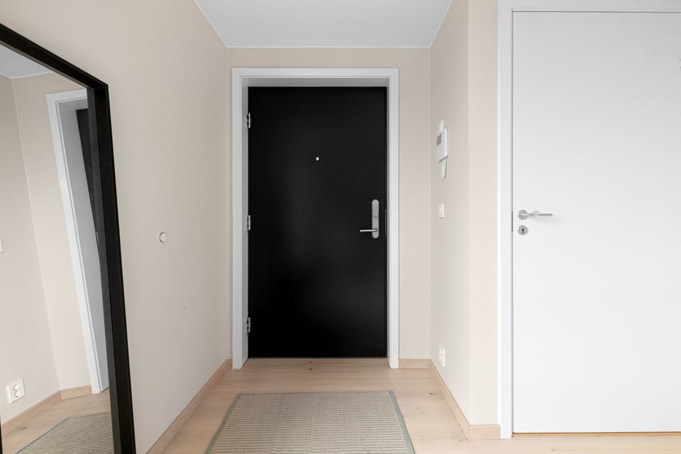Du ønskes velkommen inn i en lys og praktisk entré. Du tar deg opp til leiligheten i byggets 5. etasje via felles trapperom med heis.