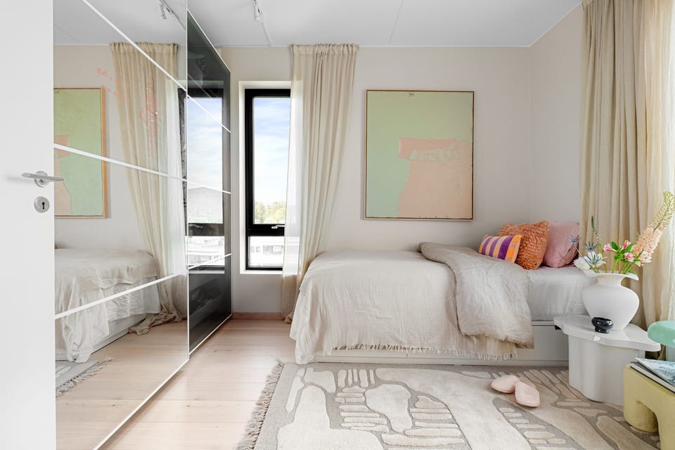 På soverommet er det rikelig med oppbevaringsplass i stor skyvedørsgarderobe.