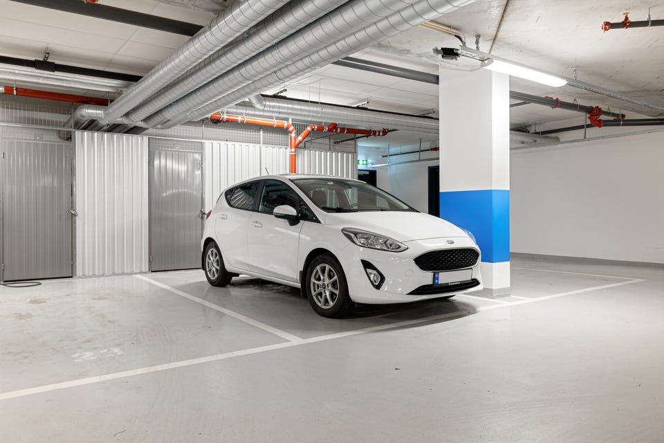 I tillegg disponerer leiligheten en garasjeplass i felles garasjeanlegg, samt en kjellerbod på 5m². Heis i bygget.
