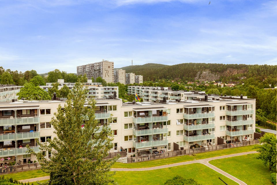 Leiligheten ligger på Ammerud som er et etablert boligområde med nærhet til marka, noe som gir fantastiske muligheter for friluftsliv året rundt.
