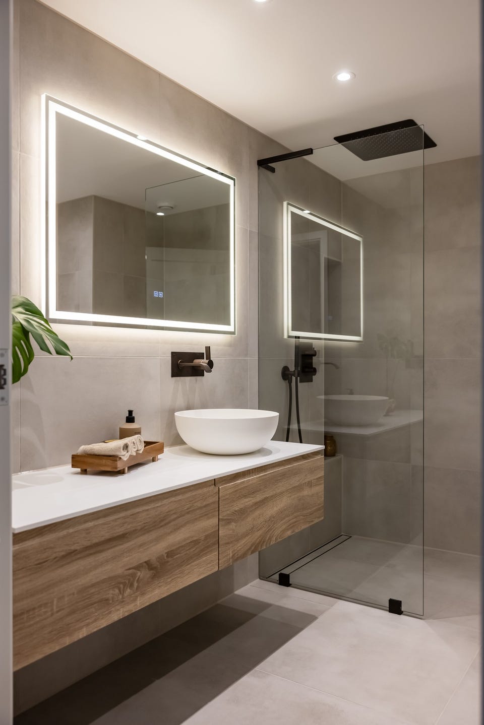 Baderommet har moderne fliser på gulv og vegger, deilig gulvvarme, downlights i himlingen og mekanisk avtrekk styrt sentralt i bygget.