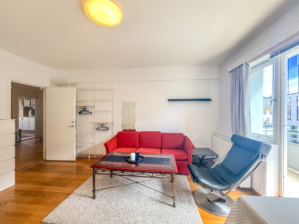 Here you see the living room/possible bedroom with its own access to a balcony.