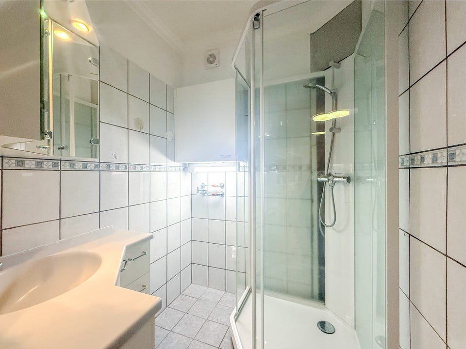Shower room belonging to the bedroom. There is also plumbing for a washing machine if you do not wish to use the machine in the basement.