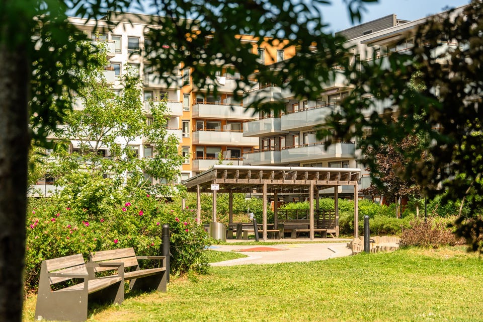 Beboerne i borettslaget kan nyte flotte utområder med blant annet sykkelparkering, lekeplass, sittegrupper,
plenarealer og beplantnining.
