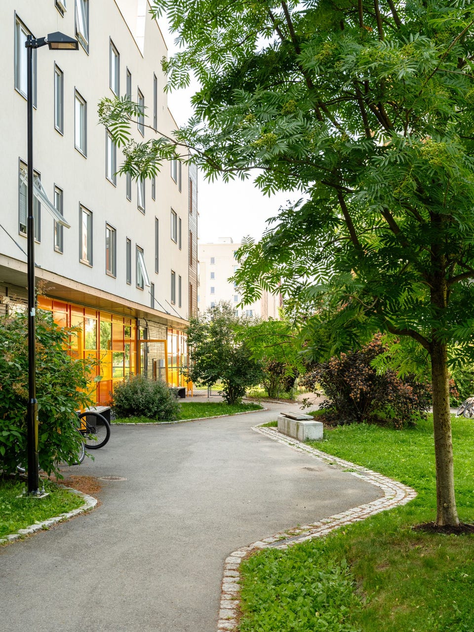 Beboerne i borettslaget kan nyte flotte utområder med blant annet sykkelparkering, lekeplass, sittegrupper,
plenarealer og beplantnining.