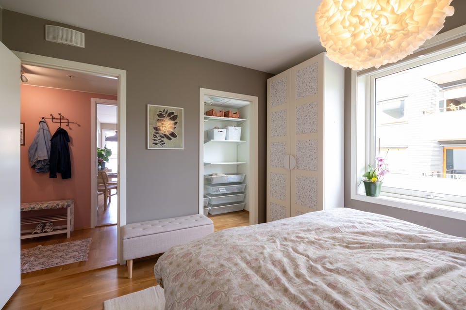 Det er videre adkomst til innvendig bod som i dag benyttes som walk-in-closet.