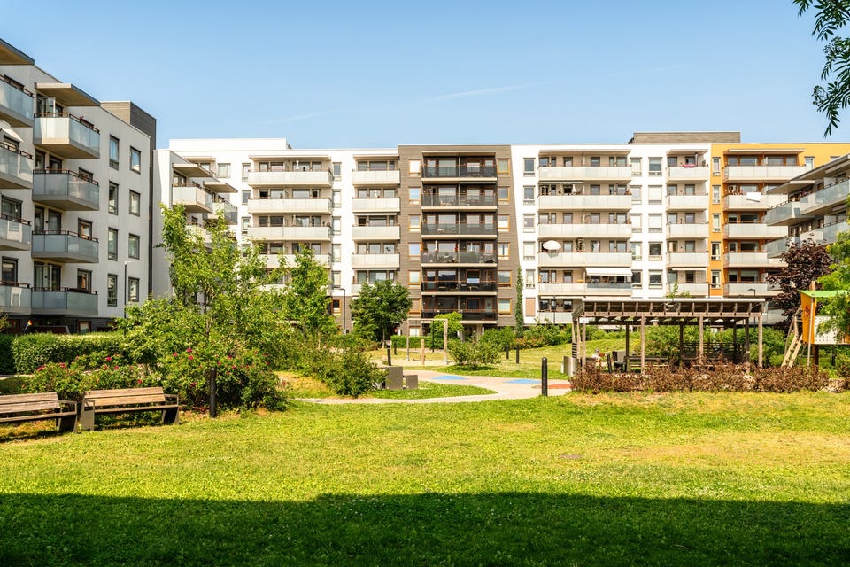 Beboerne i borettslaget kan nyte flotte utområder med blant annet sykkelparkering, lekeplass, sittegrupper,
plenarealer og beplantnining.