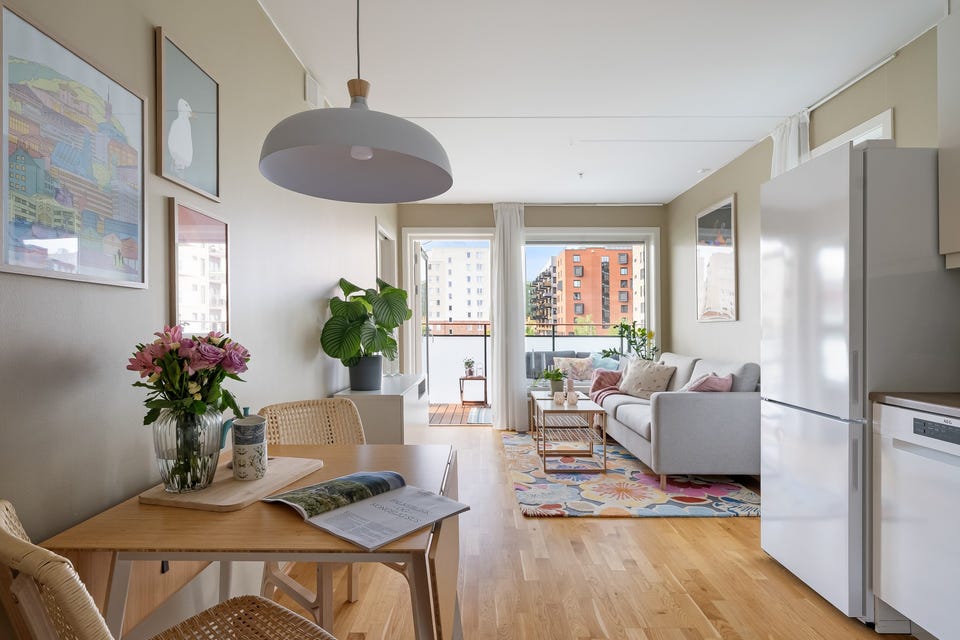 Stuen har gode møbleringsmuligheter med plass til sofa, TV og tilhørende møblement, samt spisebord.