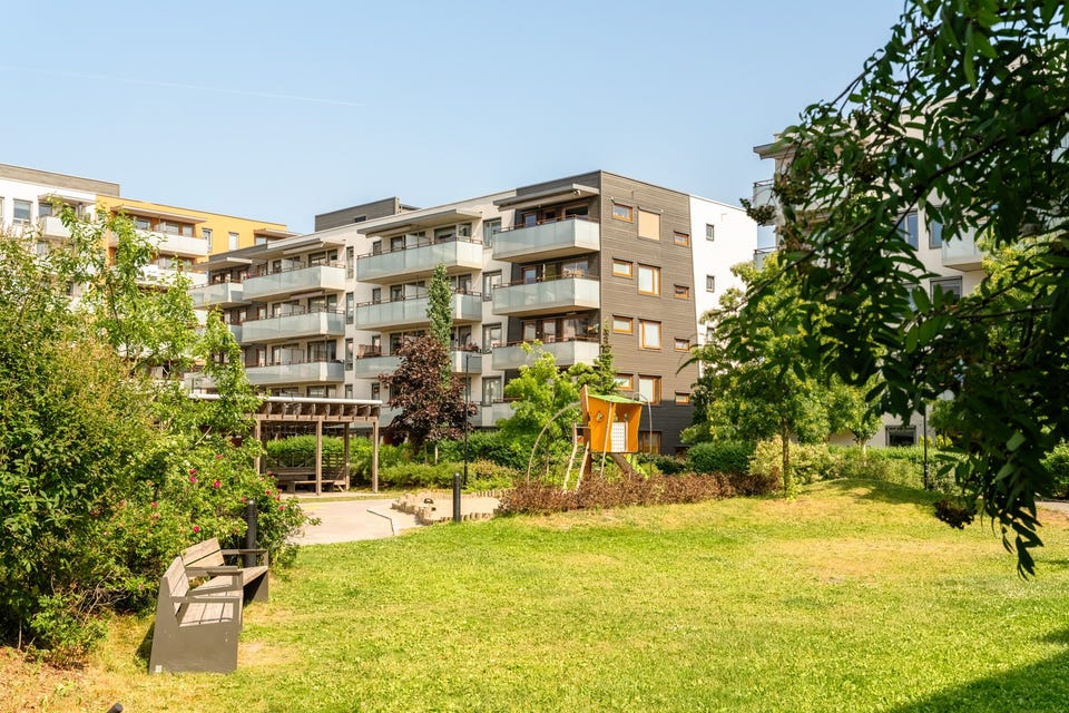 Beboerne i borettslaget kan nyte flotte utområder med blant annet sykkelparkering, lekeplass, sittegrupper,
plenarealer og beplantnining.