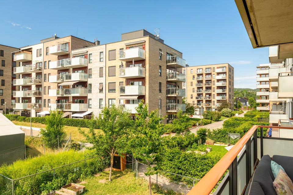 Beboerne i borettslaget kan nyte flotte utområder med blant annet sykkelparkering, lekeplass, sittegrupper,
plenarealer og beplantnining.