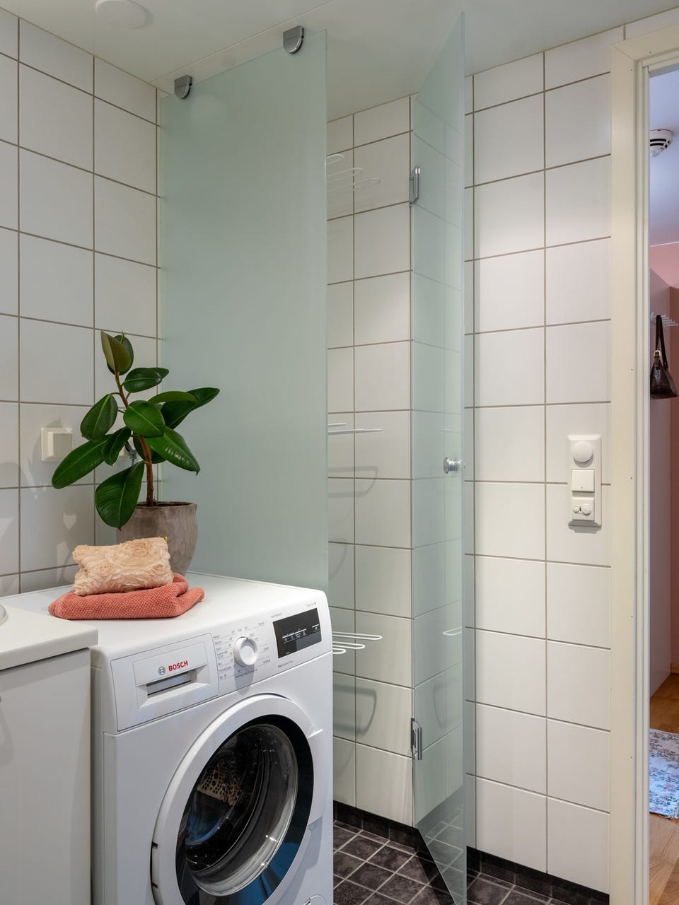 Det er montert en praktisk løsning for tørking av klær på badet.