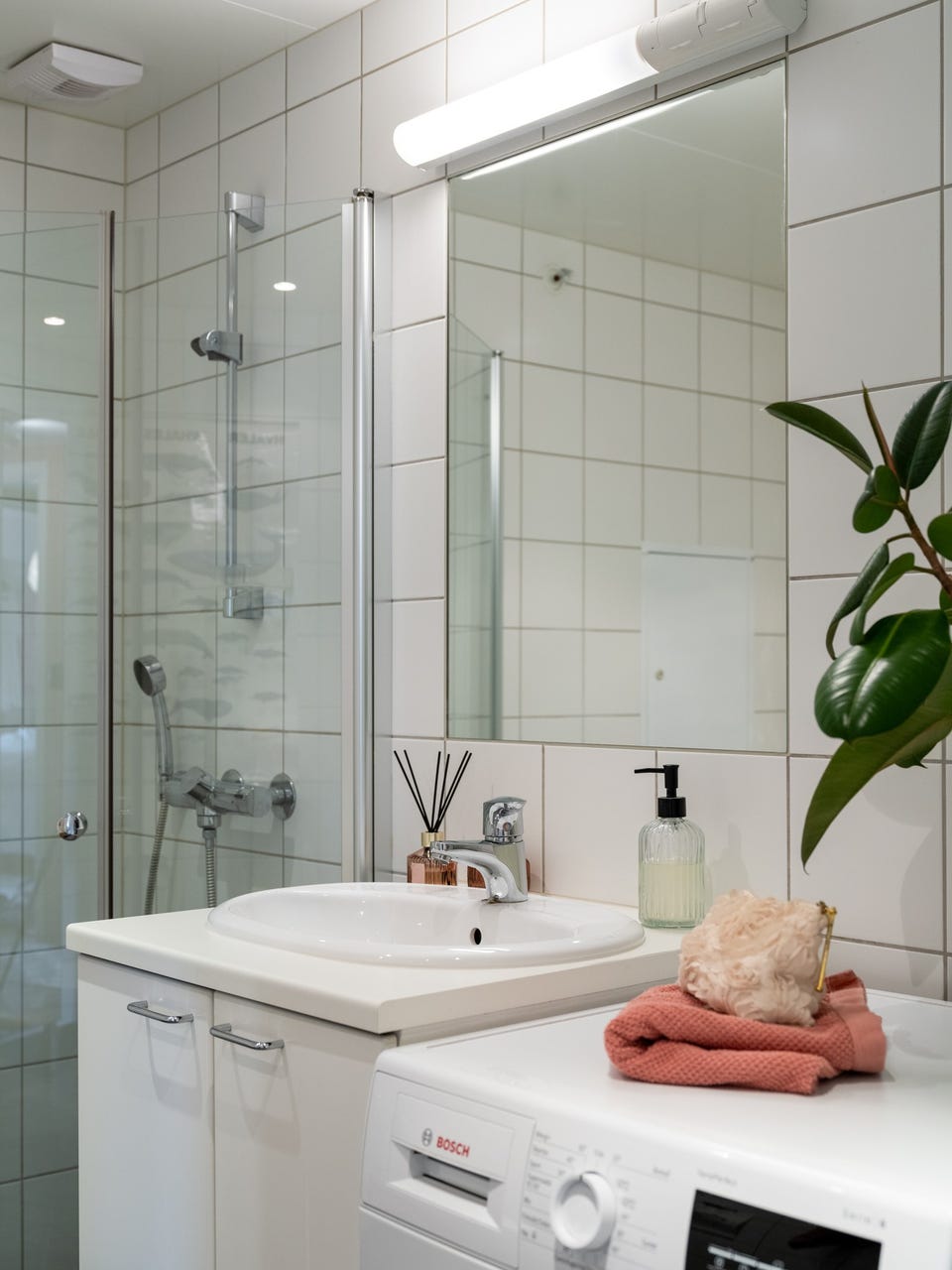 Badet har opplegg for vaskemaskin.