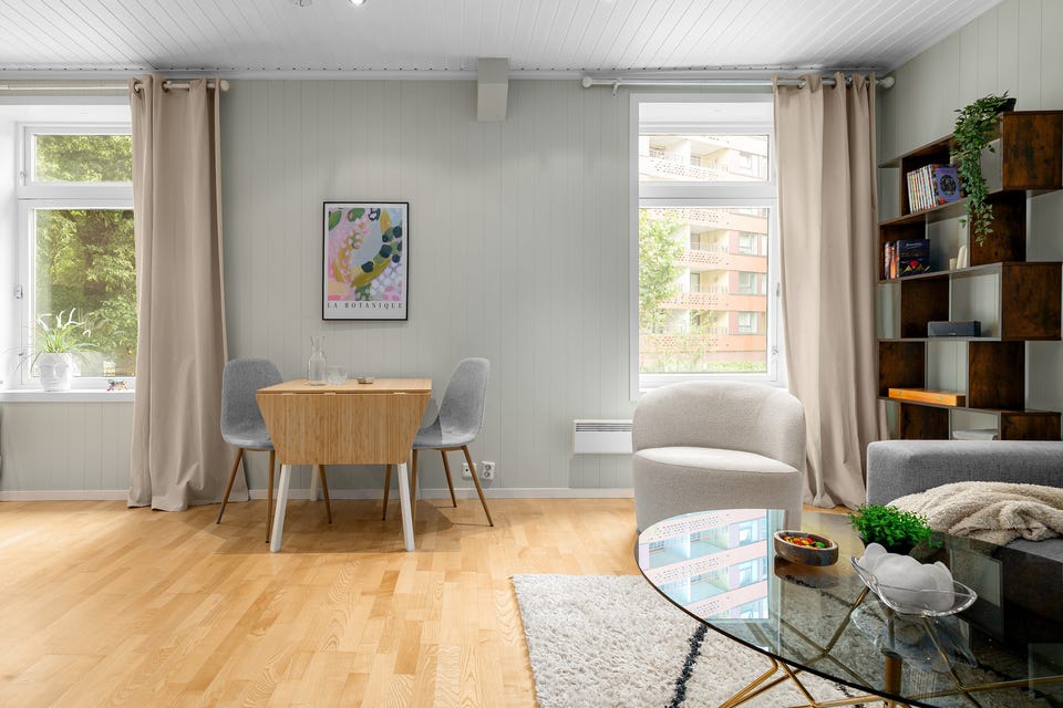Lys & hyggelig 2-R i klassisk bygård I Gjennomgående planløsning med soverom mot bakgård I Varmtvann & fiber inkludert!