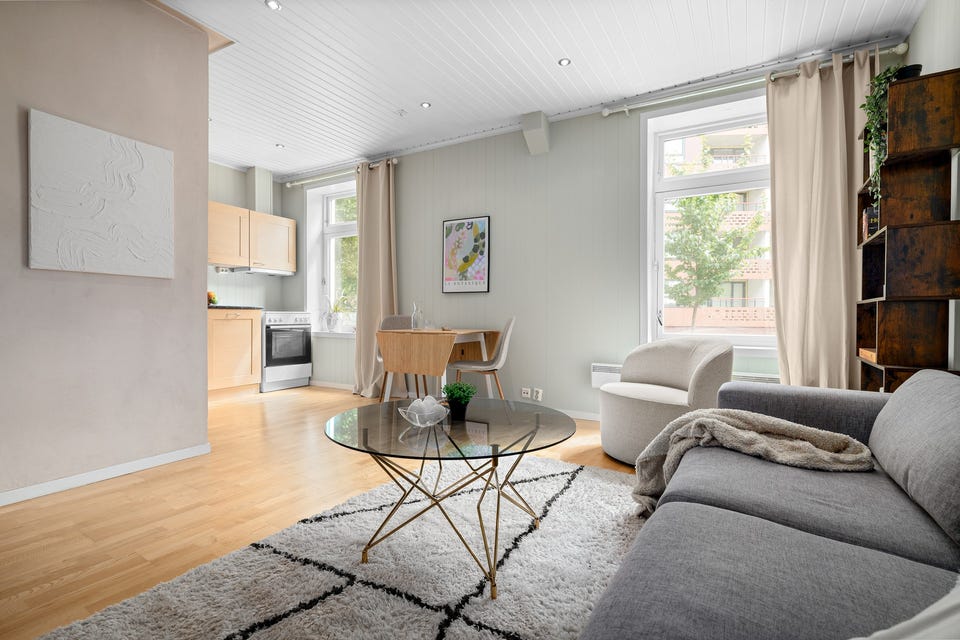 God standard med parkett på gulv, overflater malt i lyse delikate farger og downlights i himlingen.