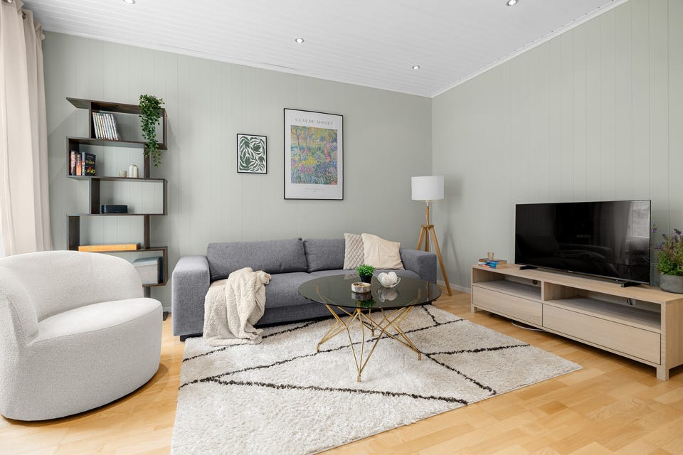 Leiligheten ligger i byggets 1. etasje, og har en gjennomgående og god planløsning med soverom mot rolig bakgård.