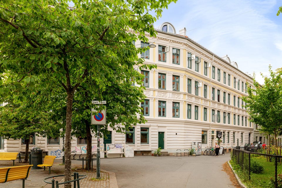 Leiligheten har en meget sentral og attraktiv beliggenhet i stille og rolige gate rett ved Tøyen Torg.