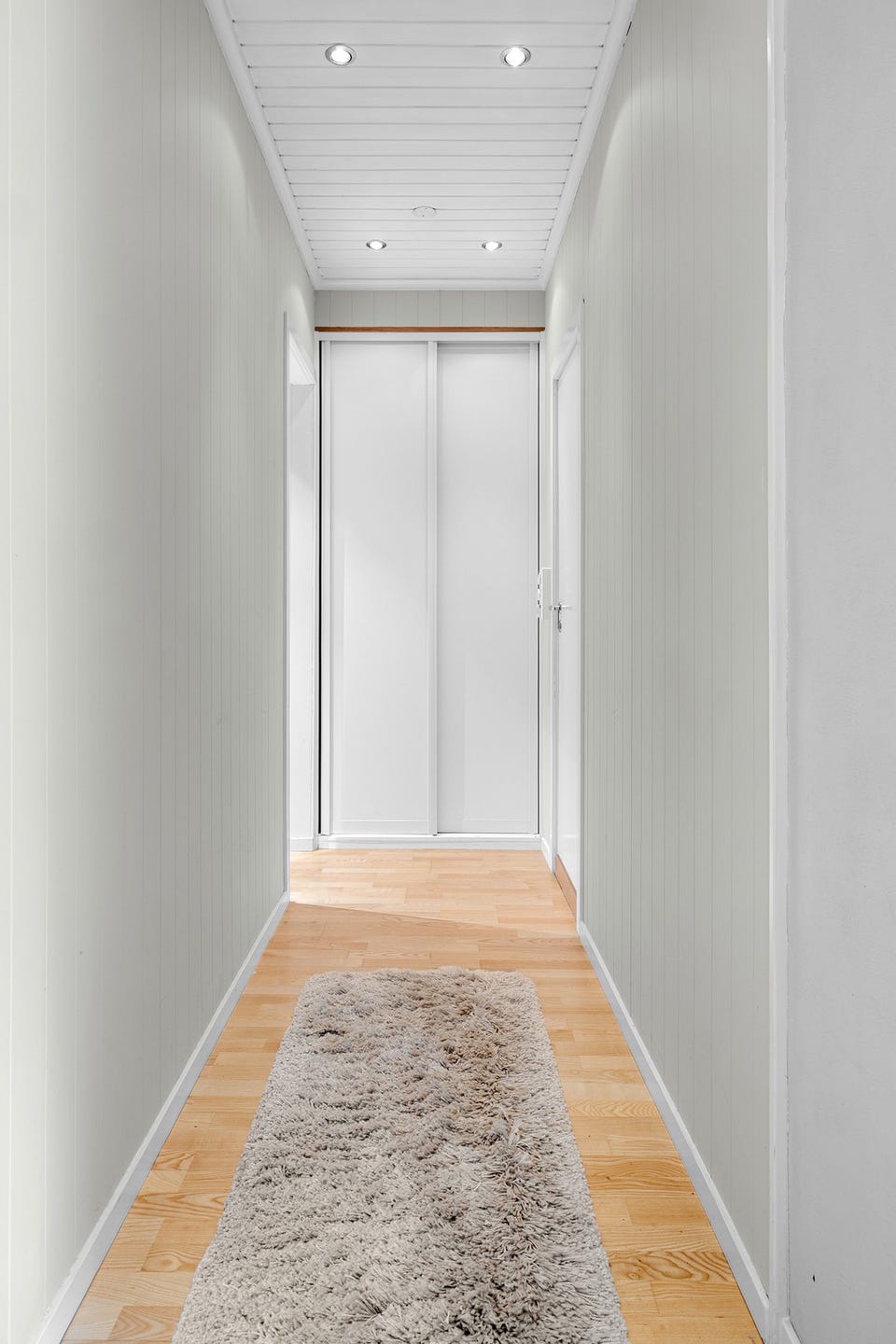 Entréen har downlights i himlingen og god oppbevaringsplass i plassbygget skyvedørsgarderobe.