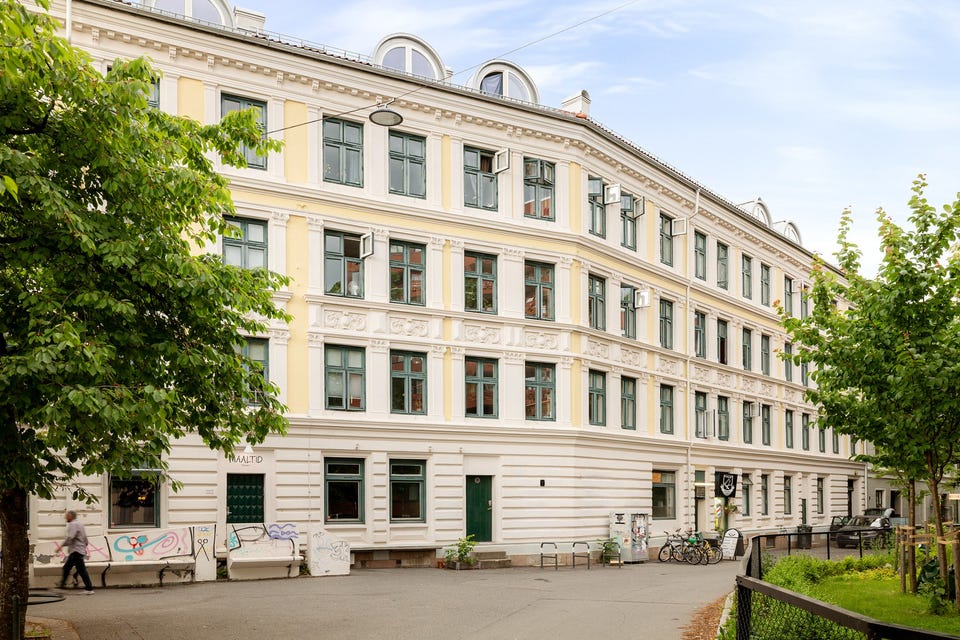 Her bor du fint i en flott klassisk bygård fra 1897.