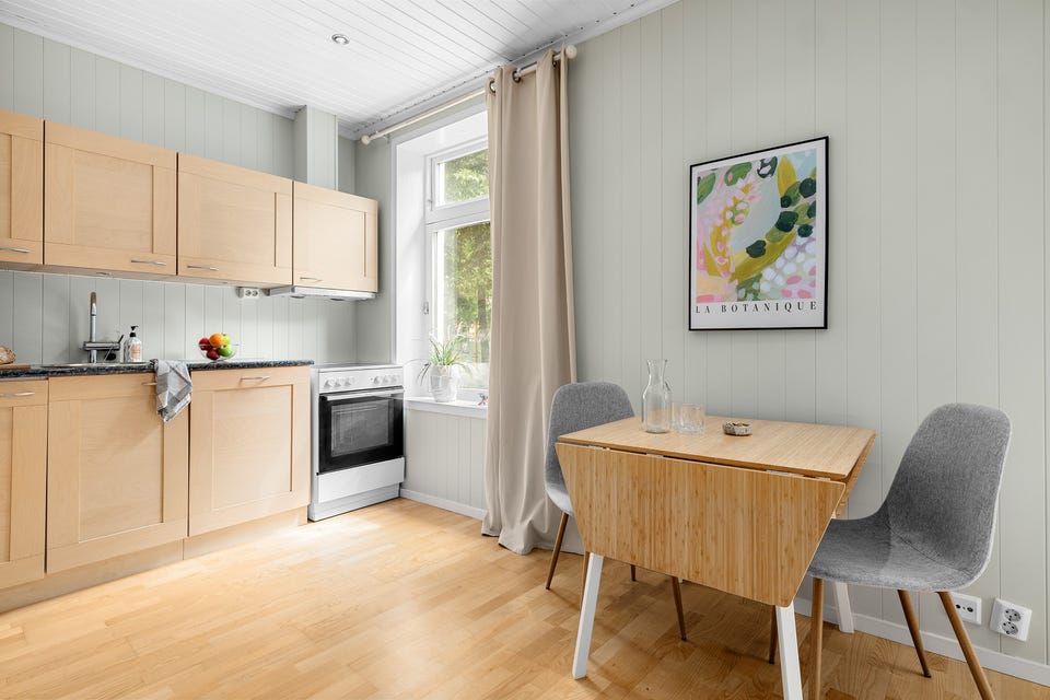 Kjøkkenet ligger i en fin delvis åpen løsning med stuen, naturlig tilbaketrukket, men likevel åpent og sosialt.