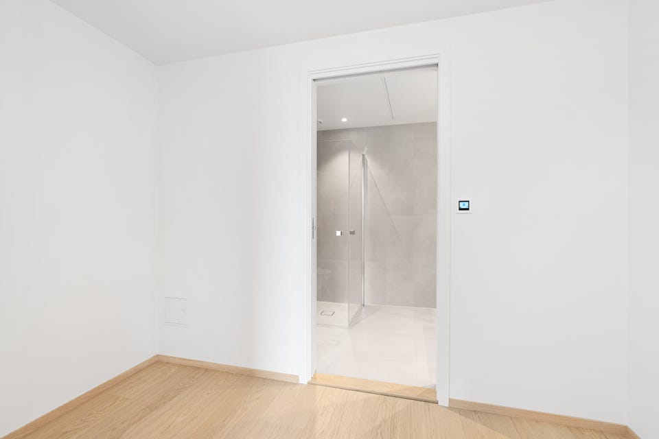 Garderobe, tilknyttet hovedsoverom. Her går du også videre inn til baderommet.