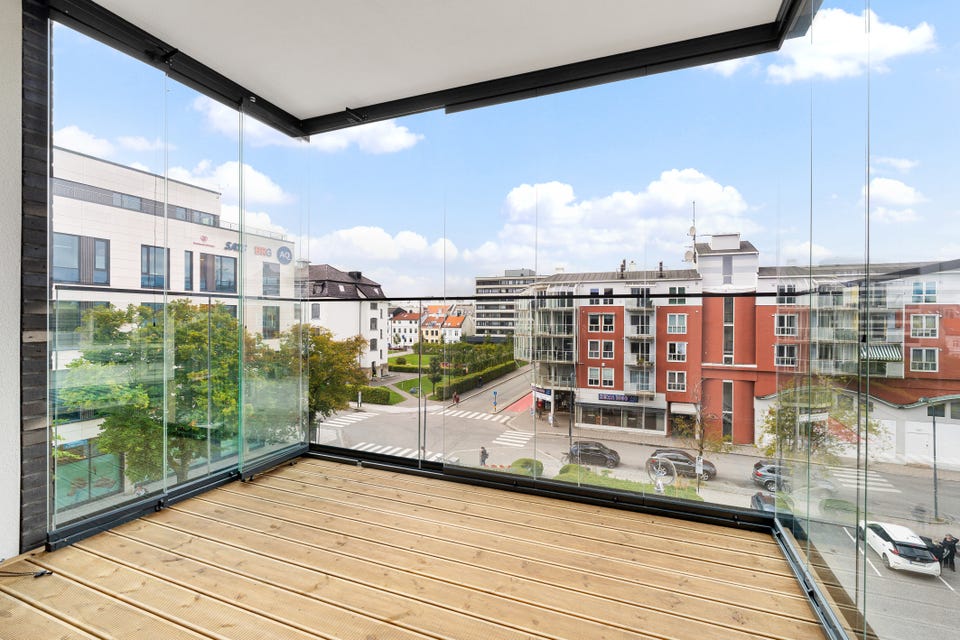 Romslig innglasset balkong
