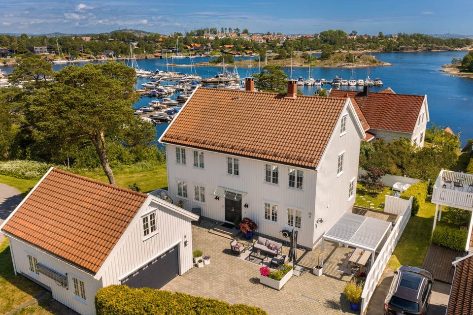 Møvig/Ternevig - Påkostet enebolig med sjøbu, brygge/båtplasser, utleiedel og dobbel garasje