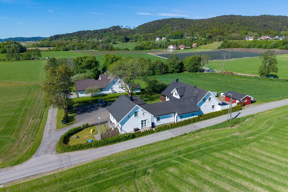 Sjelden mulighet i Tveit | 2 boliger | Garasje | 647 mål jord & skog | Jakt- & fiskerett | 5m båtplass i elva