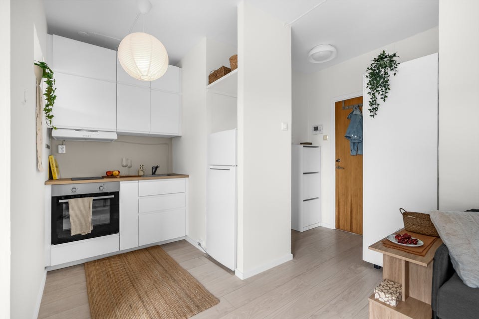 Egen nisje med plass til stort kombiskap.