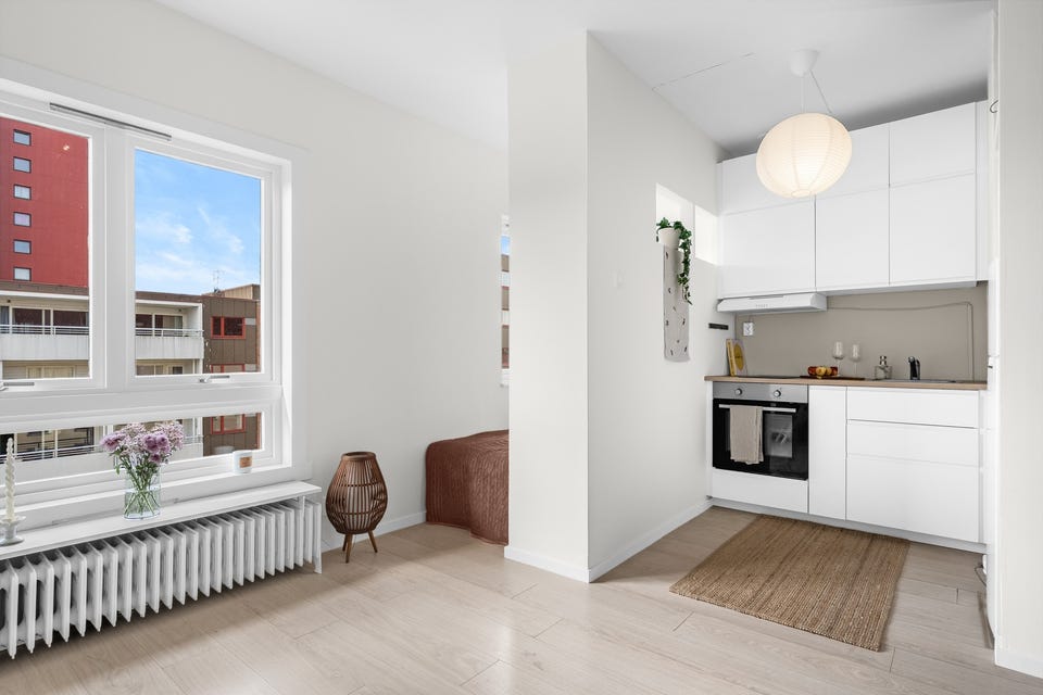 Moderne og stilrent kjøkken med integrert stekeovn.